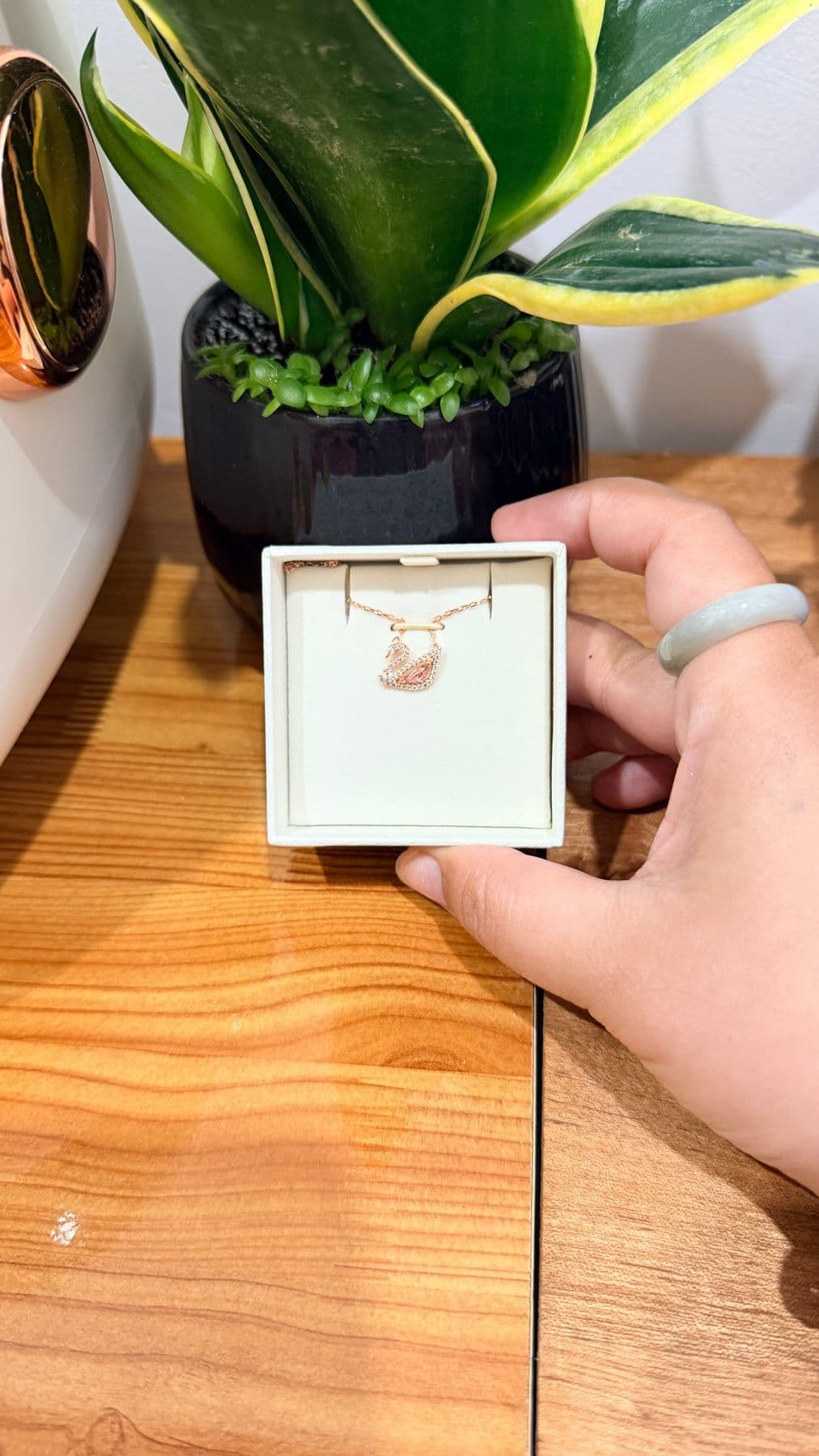 Dây chuyền dazzling swan dáng ngắn-hồng