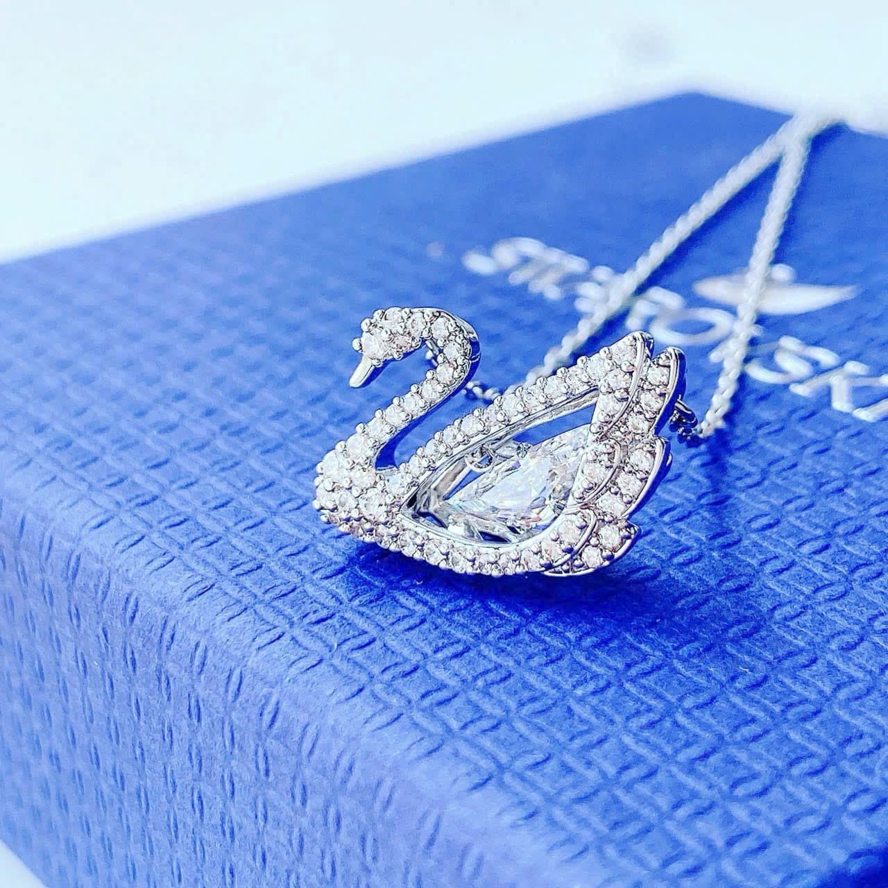 Dây chuyền dancing swan trắng