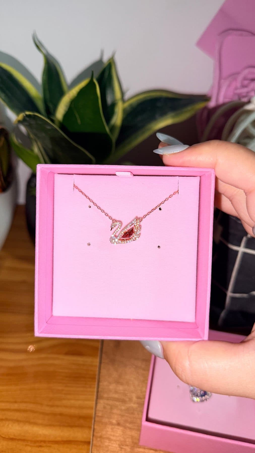 Dây chuyển dancing swan đỏ