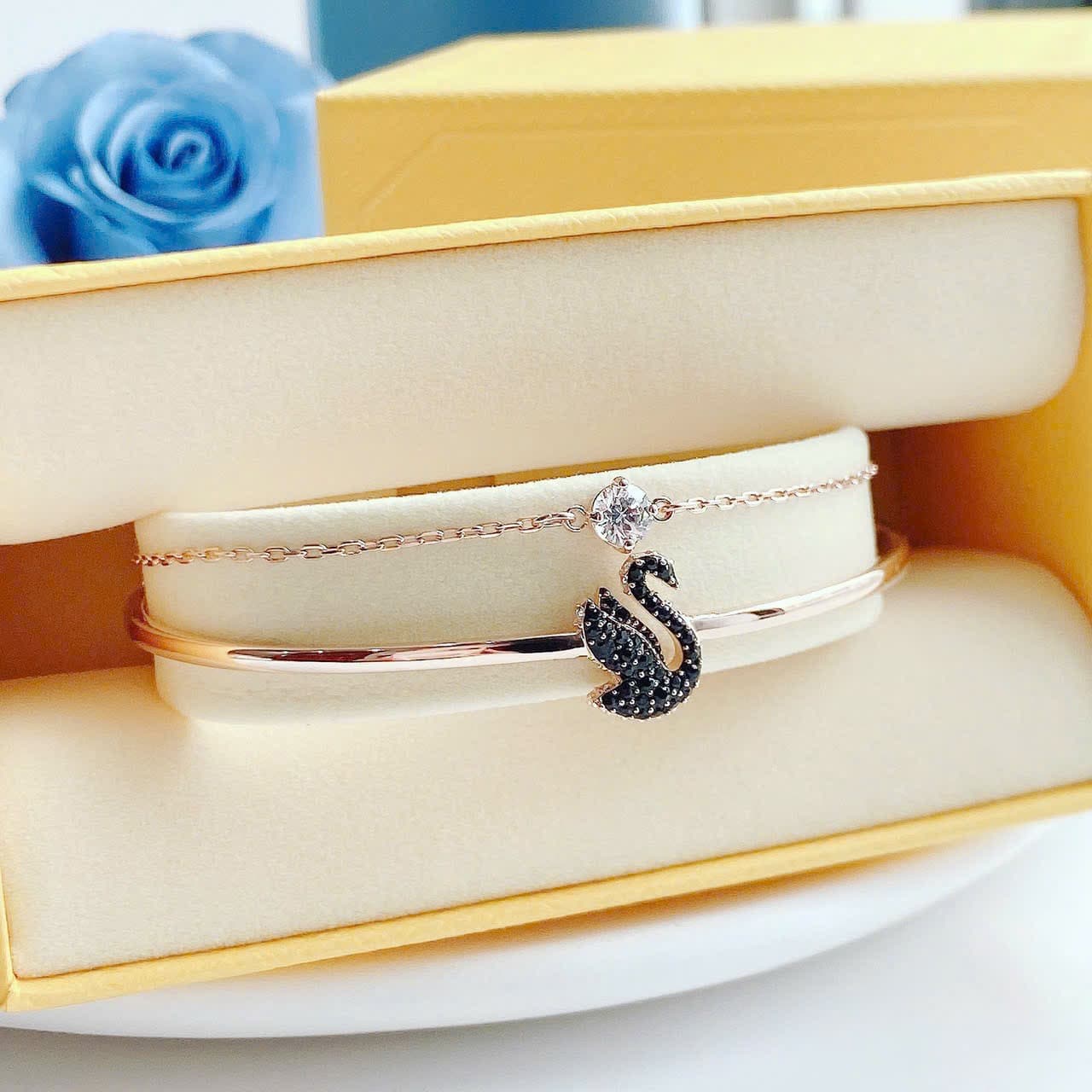 Lắc tay thiên nga đen dáng bay 