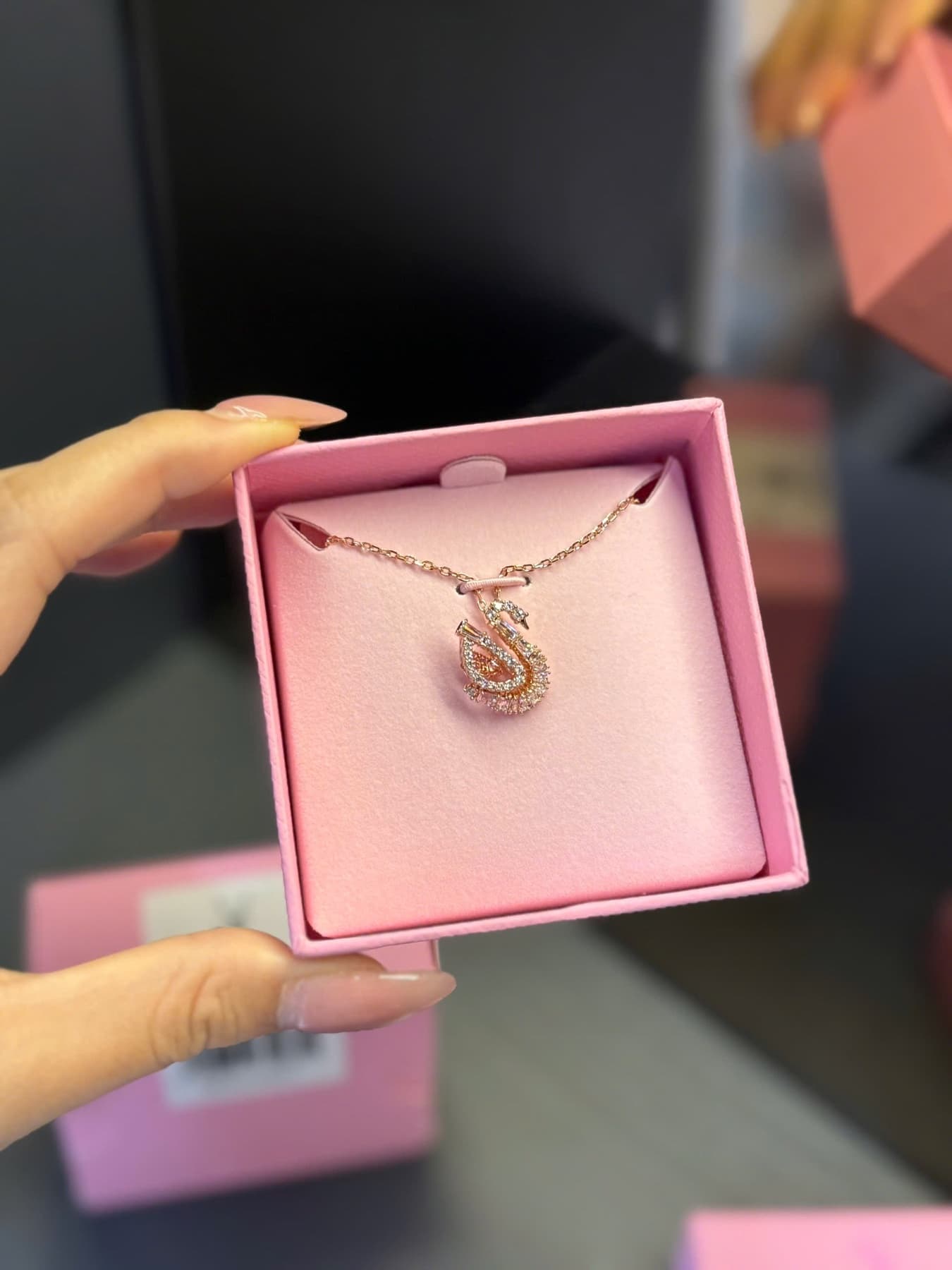 Dây chuyền dancing swan hồng bản mới 2025