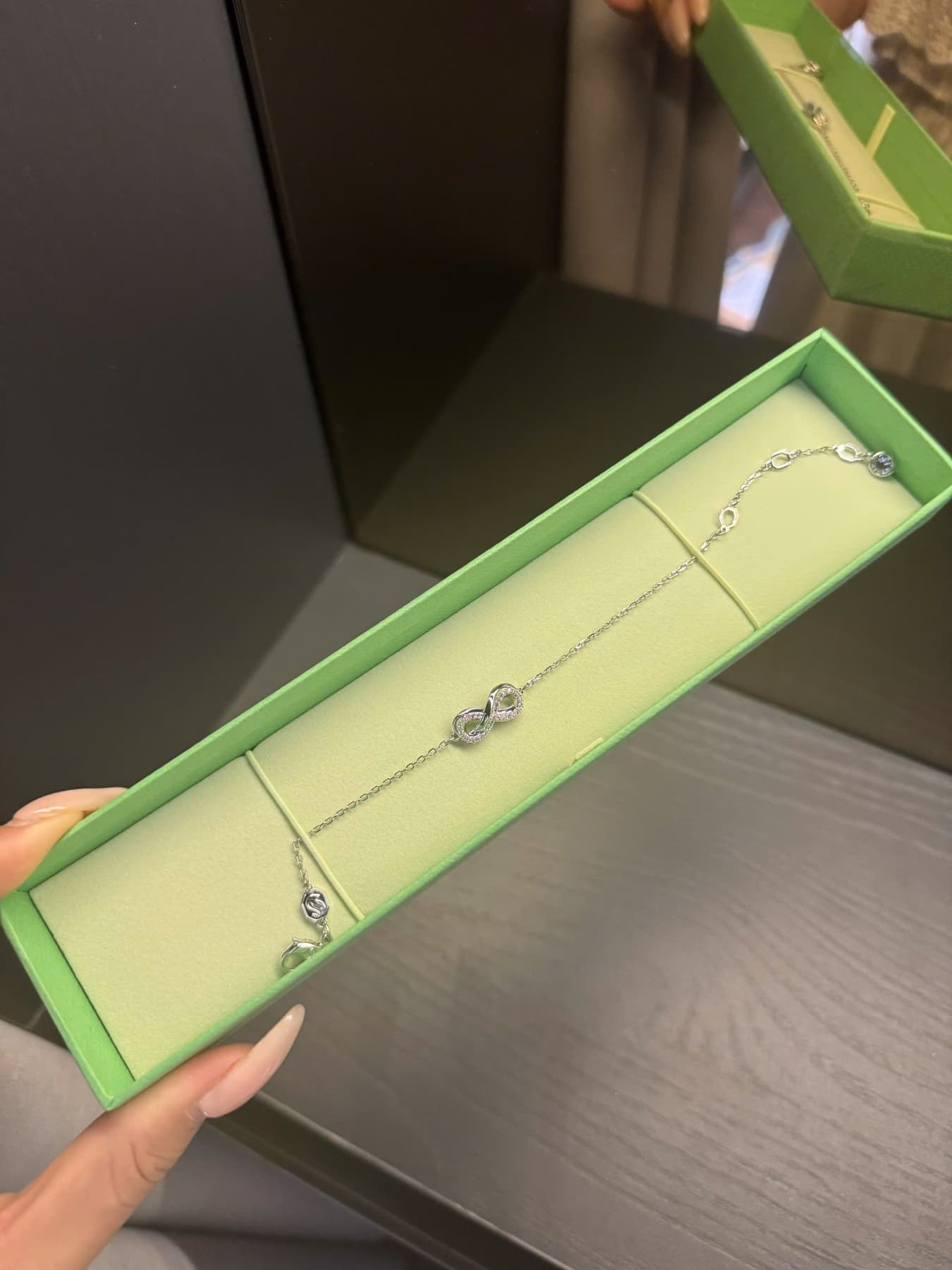 Lắc tay vô cực hyperbola trắng