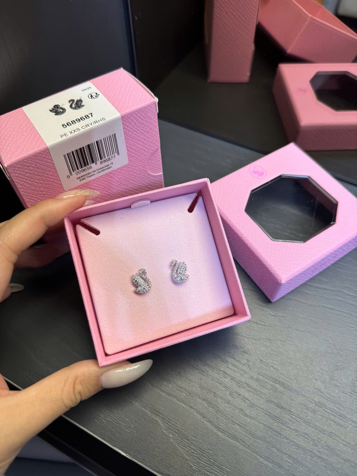 Khuyên thiên nga trắng dáng bay mới