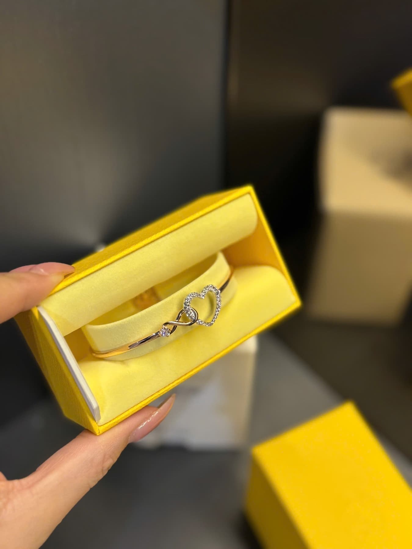 Lắc tay tim vô cực hyperbola