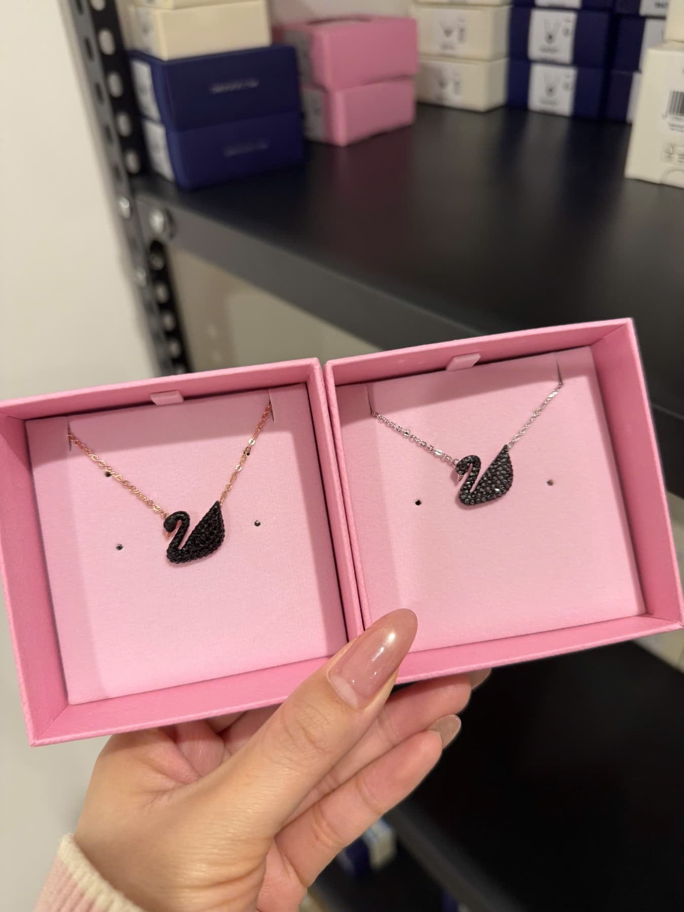 Dây chuyền nga đen iconic mặt to