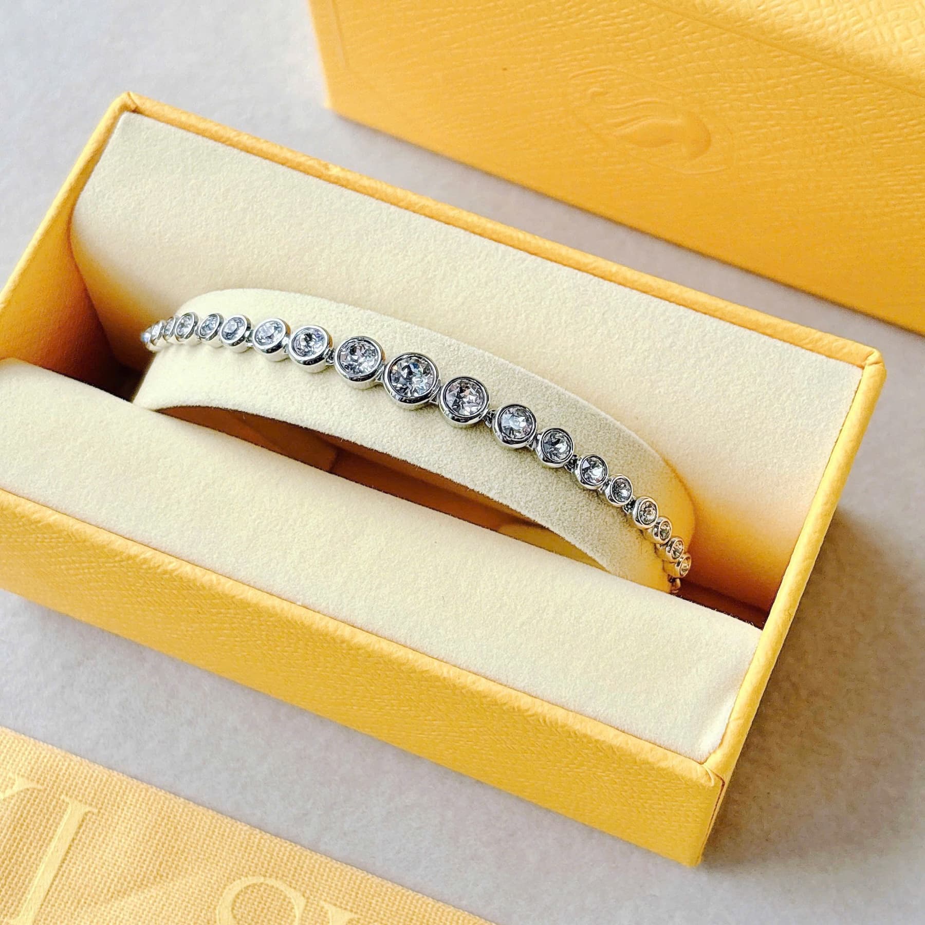 Lắc imber dây rút đá trắng