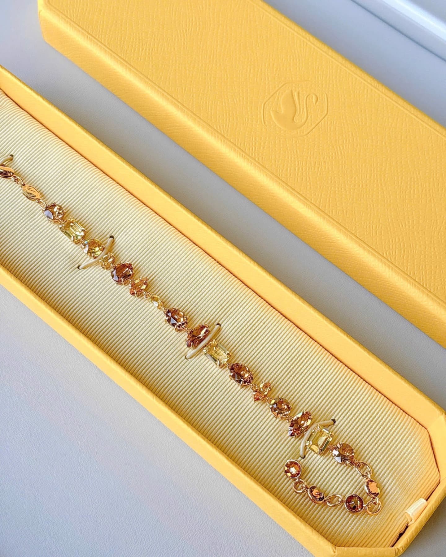 Gema hổ phách mới