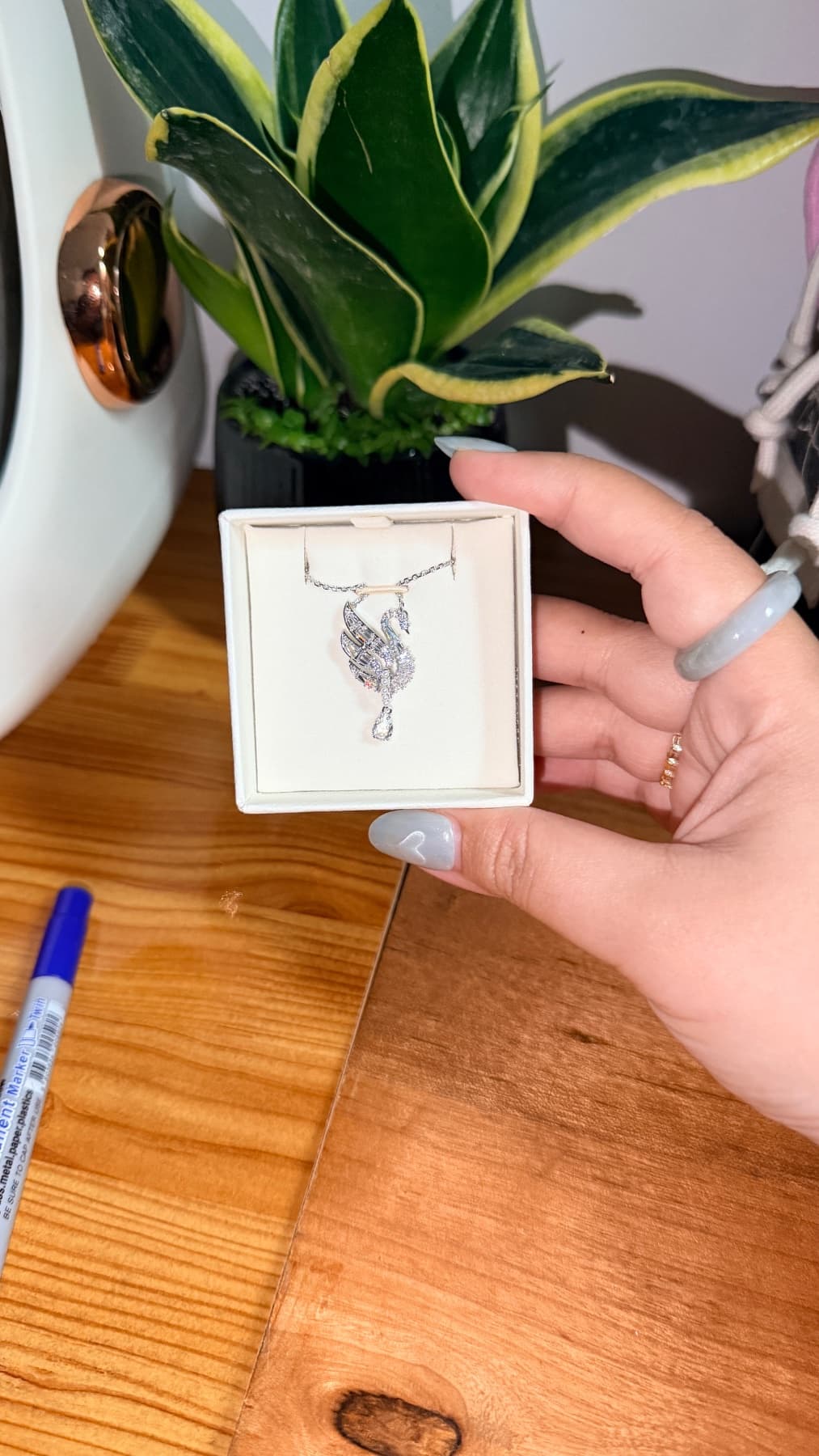 Thiên nga dáng bay trắng pha lê giọt nước