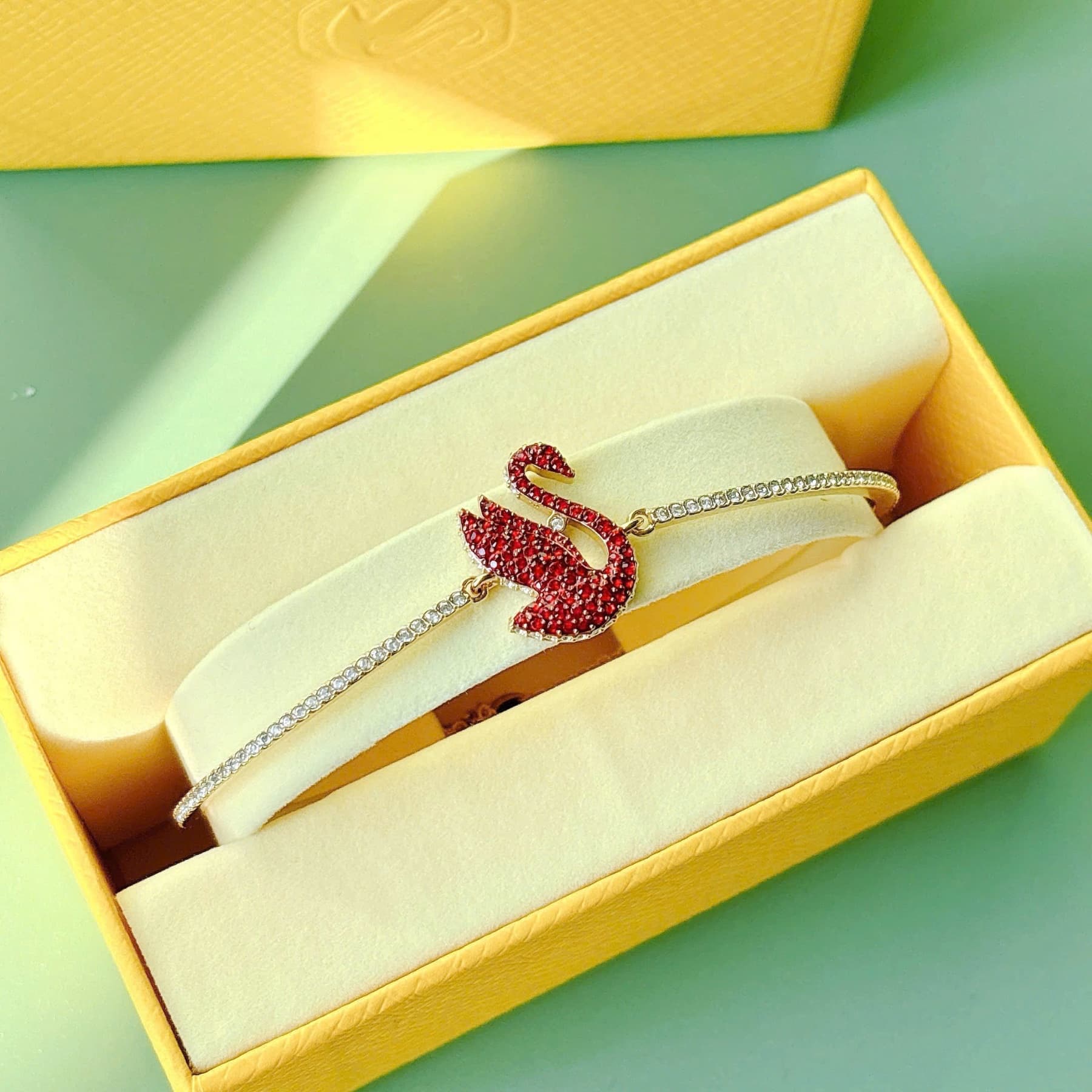 Lắc thiên nga đỏ dáng bay dây rút