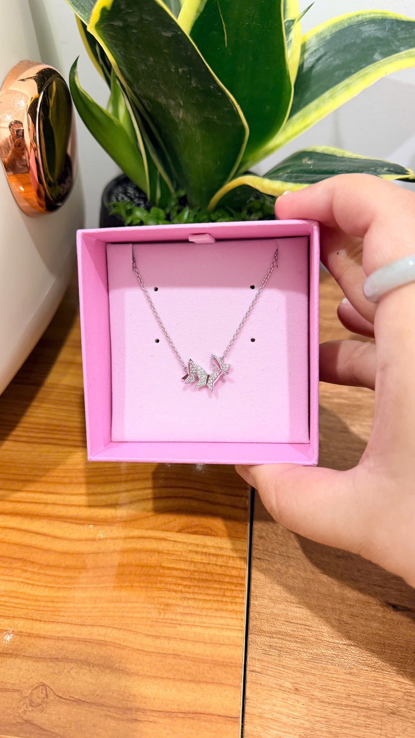 Dây chuyền bướm lilia - trắng