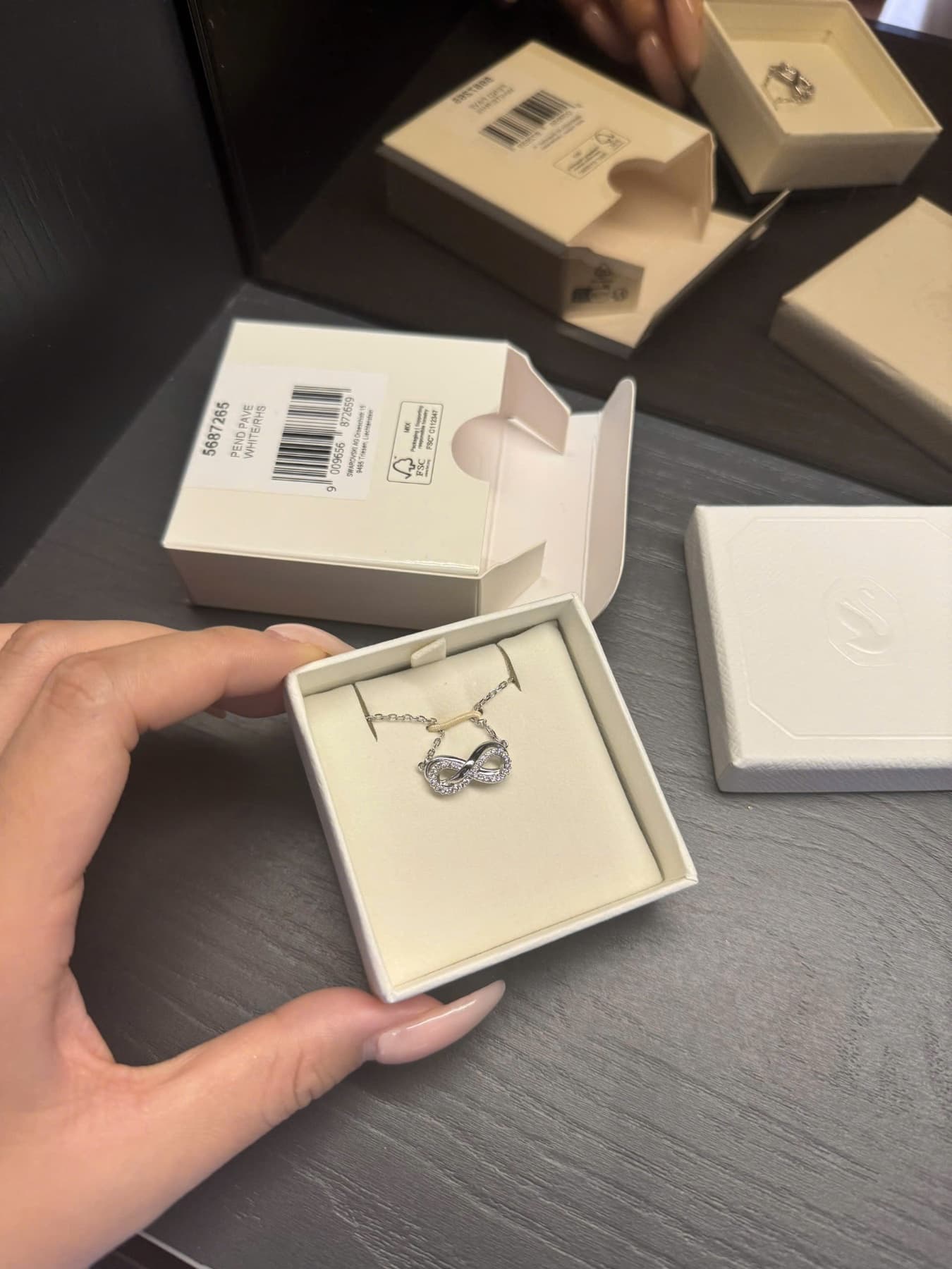 Dây chuyền vô cực hyperbola trắng